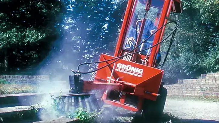 Uni-truck Unkrautfräse