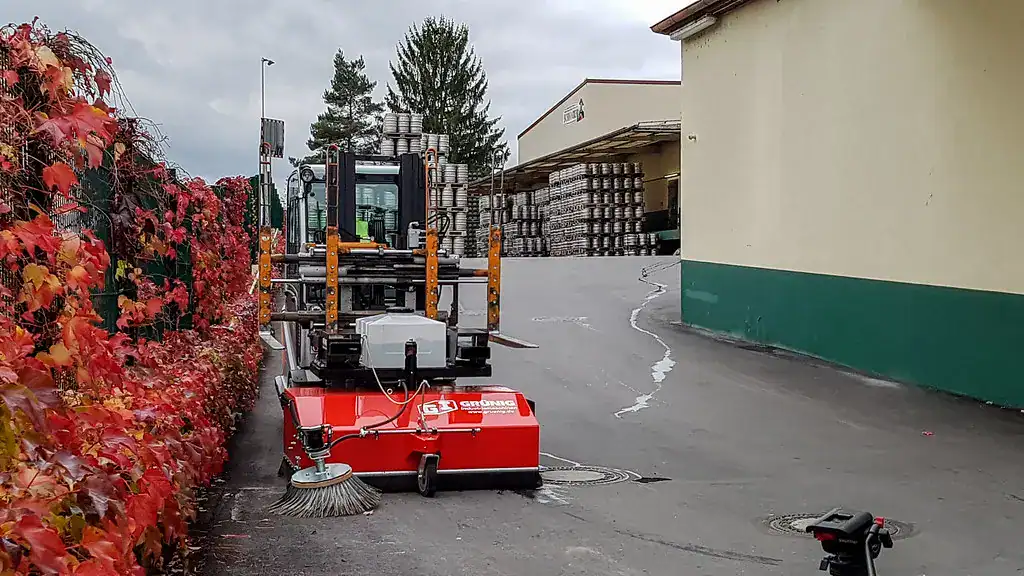 Schmutzaufnehmende Kehrmaschine GSE Modell