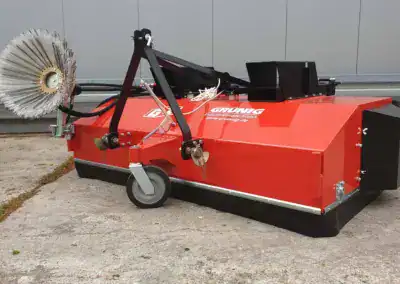 Anbau Kehrmaschine mit Seitenbesen für Traktoren