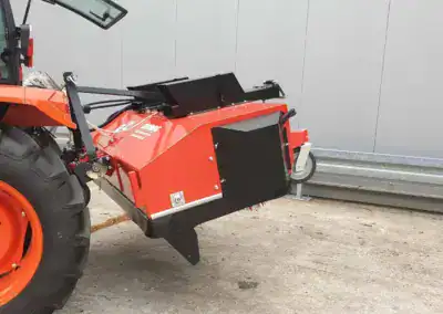 Anbau-Kehrmaschine am Traktor