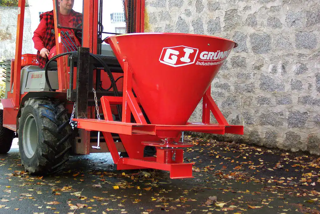 Uni-Truck_4_W_1005_gsx_Kehrmaschinenaufsatz Salzstreuer zum anbauen an Gabelstapler