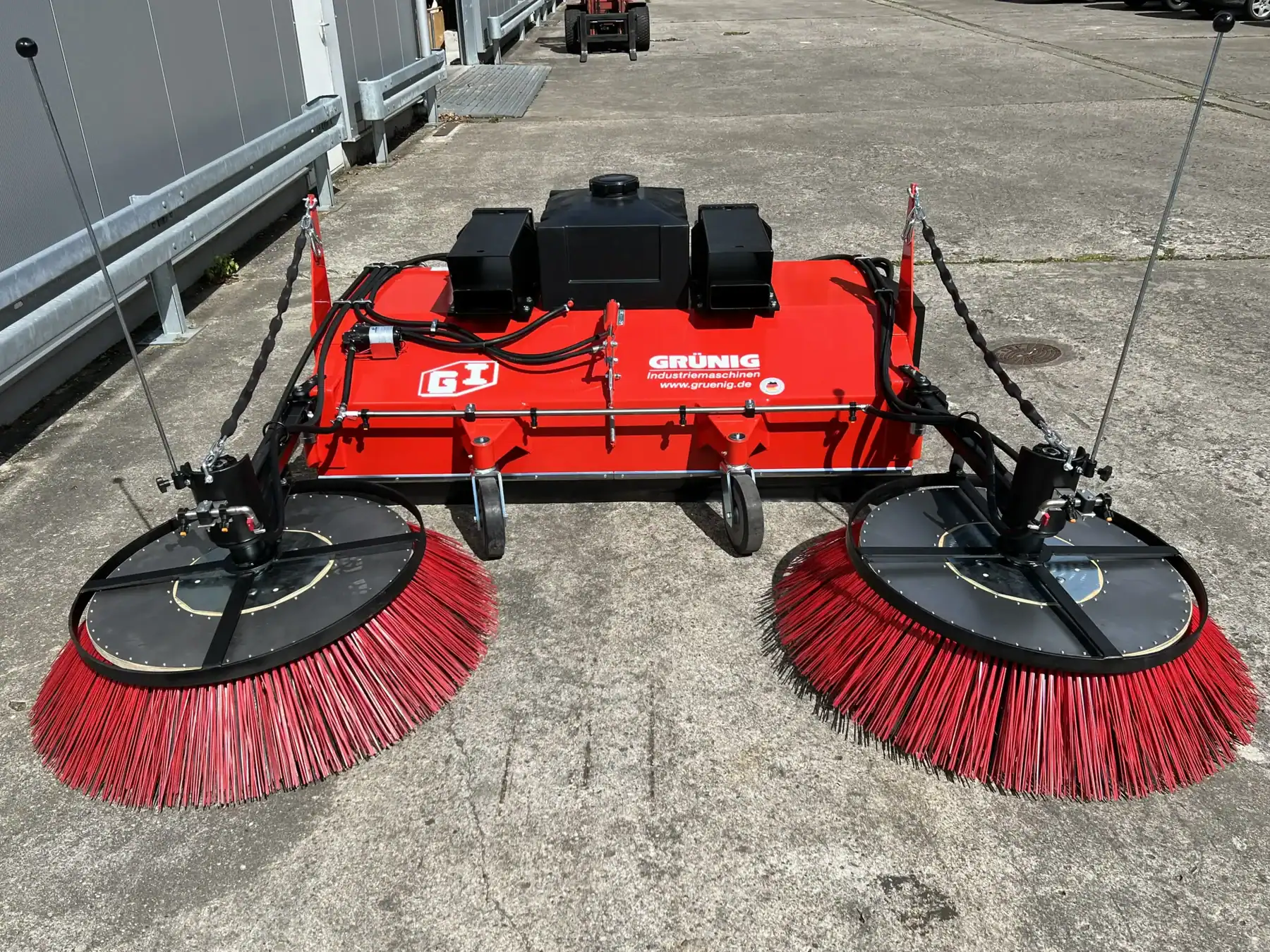 Kehrmaschine mit Seitenbesen in XXL, für spezielle Kundenanforderungen