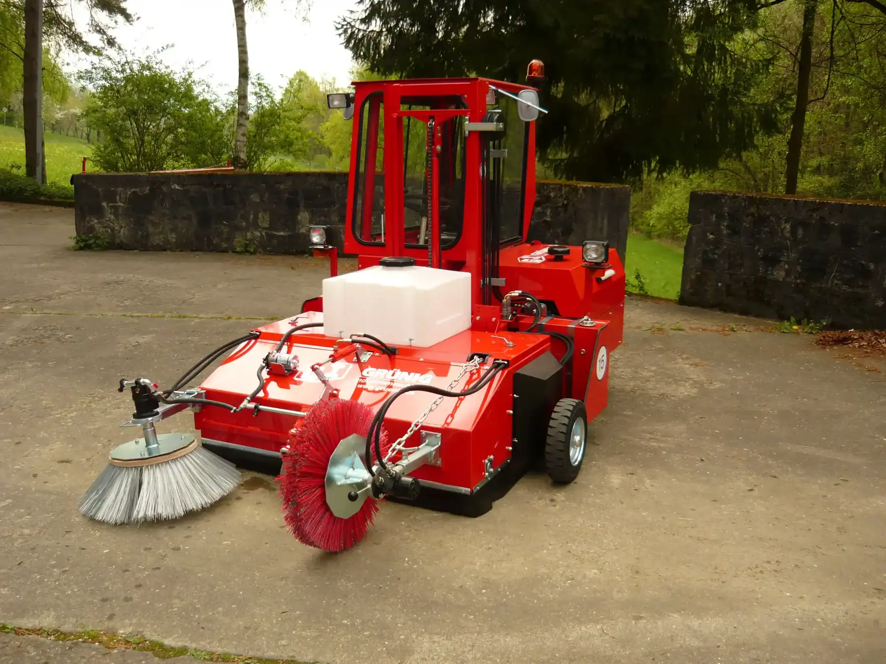 Kehr-Fuchs 1500 mit Sonderfunktion Gleisbesen. Hiermit könne die Gleise, die im Asphalt eingelassenen sind ausgekehrt werden, und der aufgekehrte Schmutz wird dann direkt von der Kehrmaschine aufgenommen.