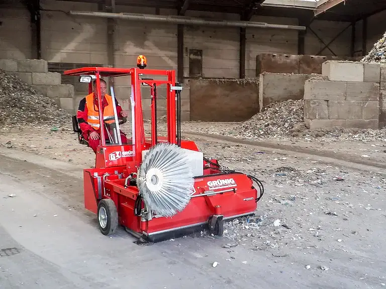 Uni-Truck_4_W_1005_gsx_Kehrmaschinenaufsatz Kehrfuchs Papier kehren