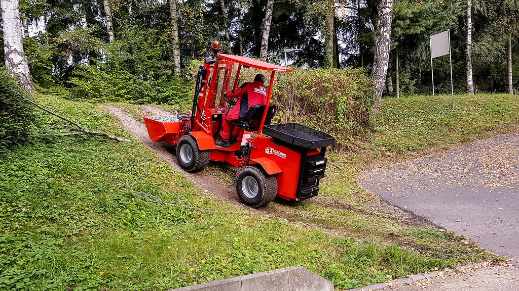 Uni-Truck mit Schaufel belanden Uni-Truck mit Schaufel belanden