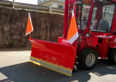 Uni-Truck mit Schneeräumschild