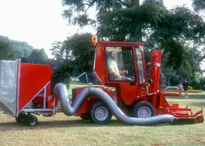 uni-truck Gras- und Laubsauger im Park